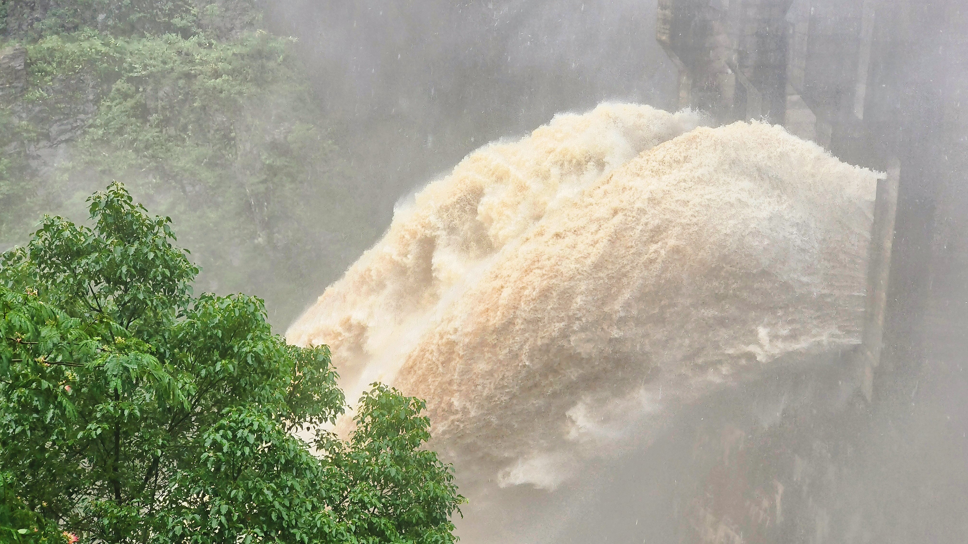 华体会网页版-华体会(中国)丨闻“汛”而动，筑牢防汛“安全墙”